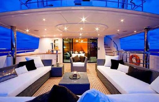 open and spacious social area on board yacht Komokwa