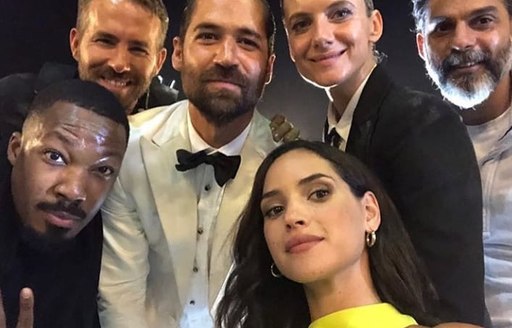 a selfie of 6 underground cast including  Ryan Reynolds, Mélanie Laurent, Manuel Garcia-Rulfo, Adria Arjona, Corey Hawkins, Ben Hardy, and Dave Franco