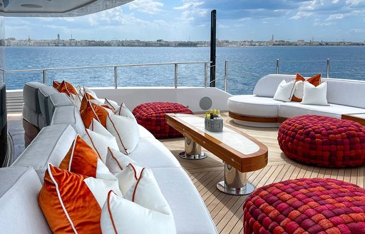 Charter yacht AMOR A VIDA alfresco lounge area