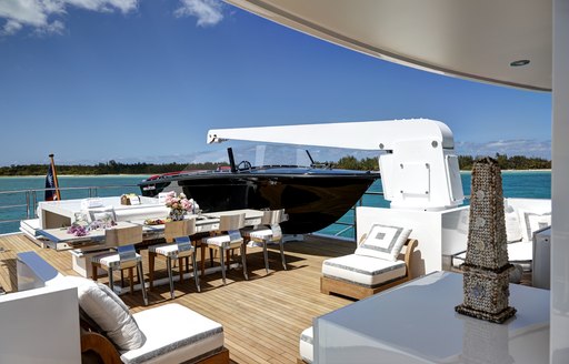 Al fresco dining on superyacht HIGHLANDER