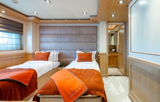 Guest cabin onboard charter yacht LADY I with two single berths and access to ensuite