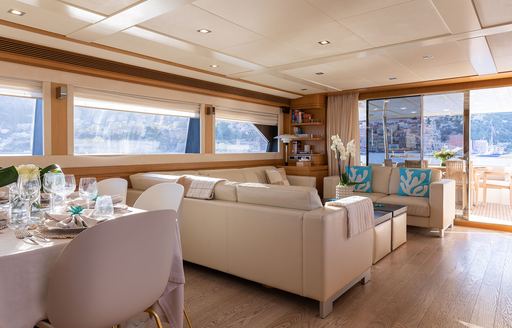 Charter yacht LA PAUSA interior lounge