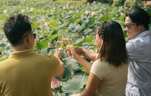 Myanmar - SEEDS Restaurant & Lounge lake people