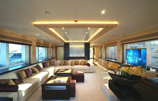 superyacht TATIANA's main salon