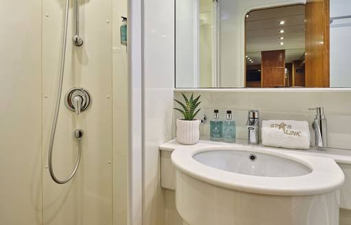 Charter yacht STAR LINK en suite