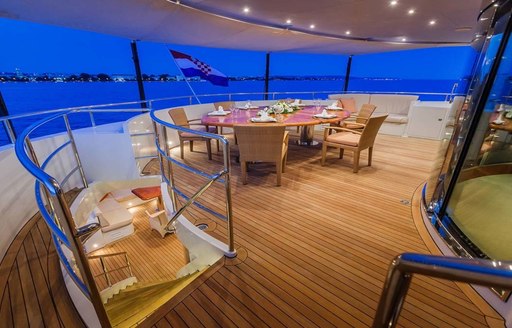 formal alfresco dining on motor yacht agram