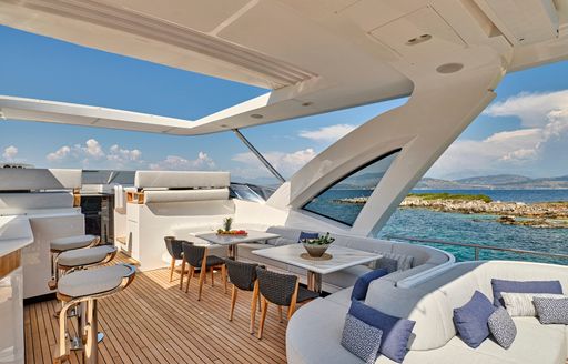 Charter yacht VOLANTE flybridge overview