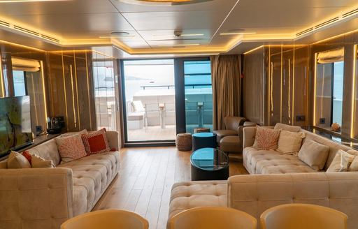 Charter yacht DULCE DE LECHE interior lounge