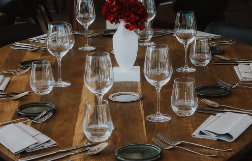 Restaurant Emporium Porto-Vecchio dining table