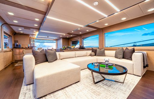 Charter yacht CIELO NERO main salon lounge