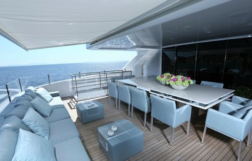 alfresco dining on superyacht IPANEMAS 