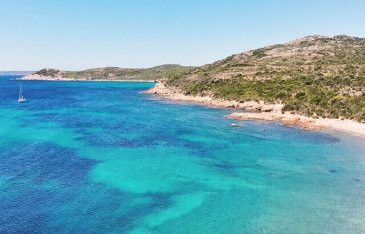 Rondinara Beach, mountains