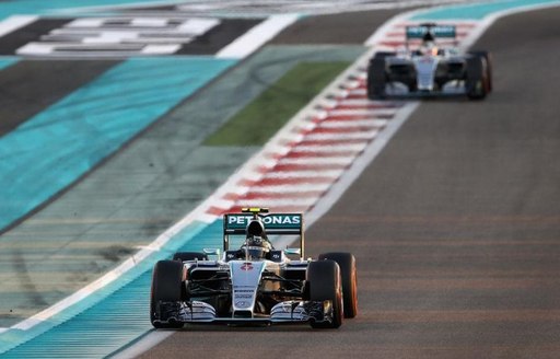 Rosberg and Hamilton battle it out at the Abu Dhabi Grand Prix 2016