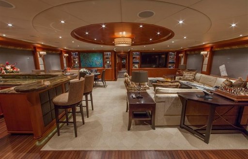 M/Y SKYFALL's guests can enjoy a cocktail at the bar