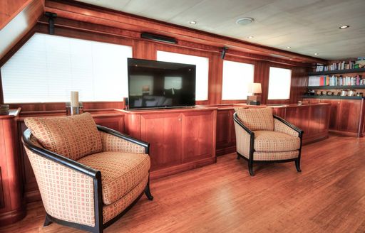 Charter yacht VOYAGER interior seating