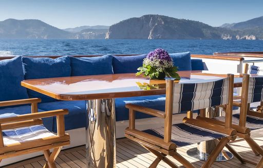 Motor yacht Alcor's al-fresco dining