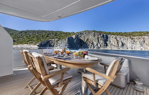 Charter yacht ANDILIS alfresco dining setup