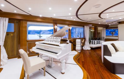 Charter yacht AQUA LARES white grand piano