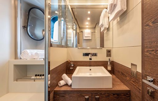 Charter yacht LA GIOCONDA ensuite with sink unit