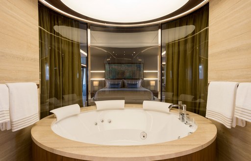 Superyacht UTOPIA IV owners en suite