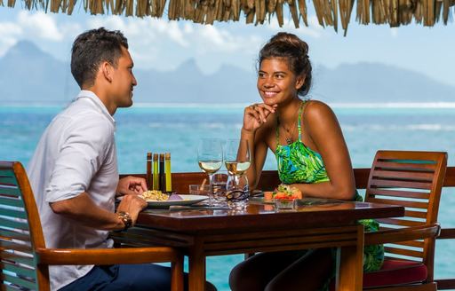 Tahiti - Le Lotus restaurant dining area people