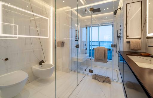 Superyacht charter SYMMETRY large en suite with separate cubicles