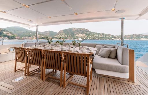 Charter yacht OWO alfresco dining option