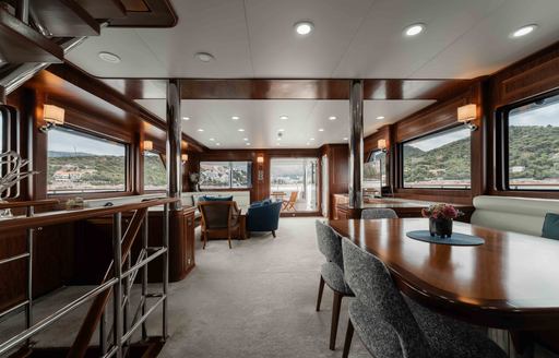 Charter yacht BEYOND CAPRICORN main salon