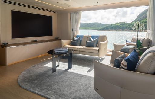 Charter yacht WHITE STAR upper salon lounge