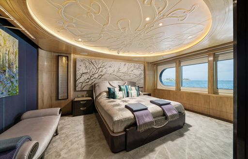 Charter yacht AMARYLLIS guest cabin with central berth