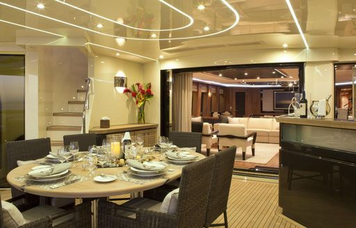 Superyacht VANTAGE dining and salon area