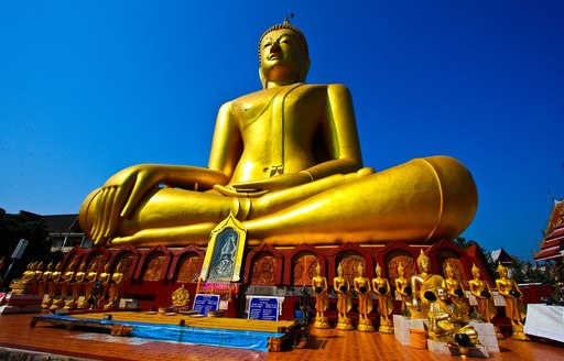 plan a luxury yacht charter in thailand with the family and visit temple