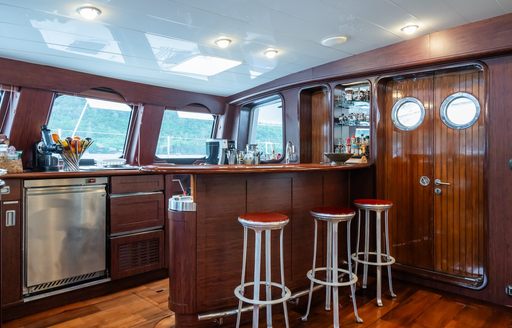 Wet bar onboard catamaran yacht charter DOUCE FRANCE