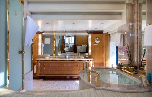 Charter yacht LUDZIE en suite with basin and huge mirror