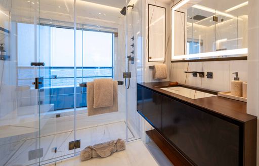 Charter yacht SYMMETRY en suite