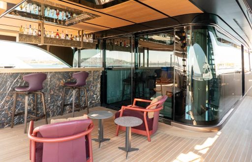 Exterior seating and wet bar onboard charter yacht RAJA²