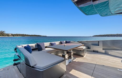 Charter yacht SAMIRA exterior dining area