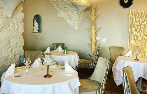 Les Vieux Murs Antibes dining area