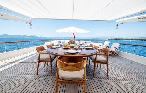 Charter yacht SHEERGOLD alfresco dining