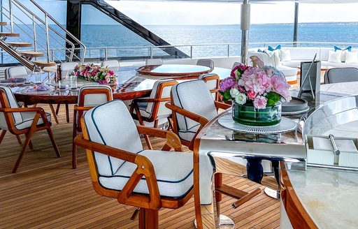 Charter yacht AMOR A VIDA exterior seating