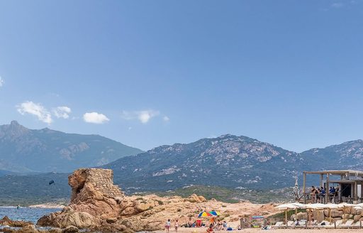 Rondinara Beach, mountains