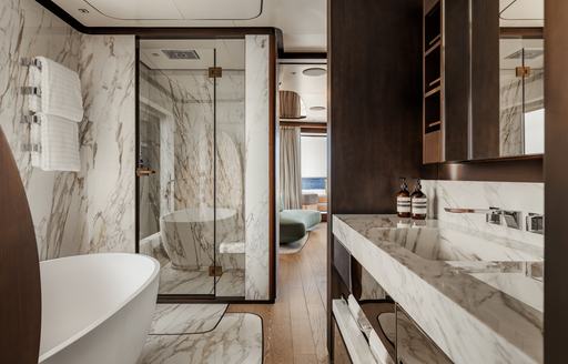 Superyacht charter SILVER FOX en suite