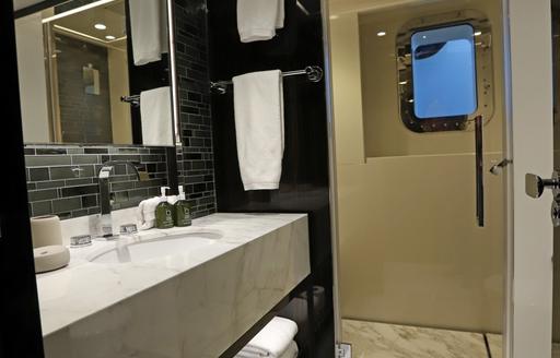 En suite onboard charter yacht ANDIAMO
