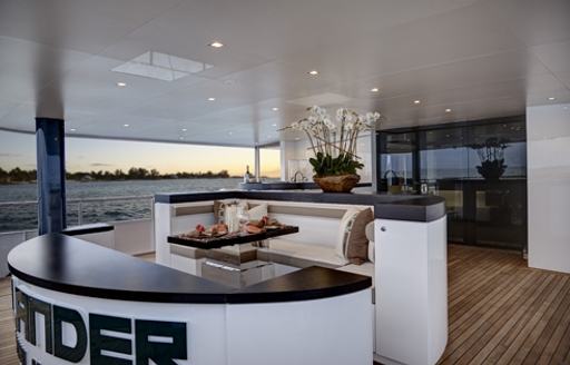 Al fresco dining on superyacht HIGHLANDER