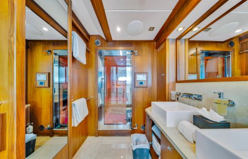 Charter yacht NATURAL 9 en suite with dual sinks