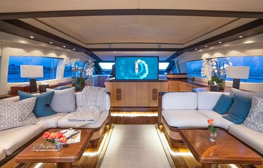 main salon of motor yacht free spirit