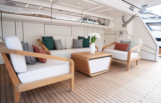 Overview of seating in the beach club of charter yacht GEULUNEL