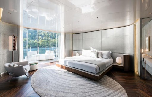 Master suite onboard motor yacht SAVANNAH