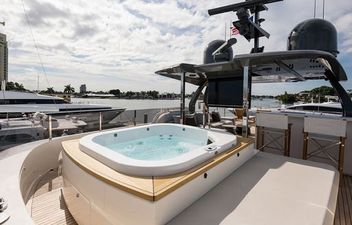 motor yacht gioia jacuzzi