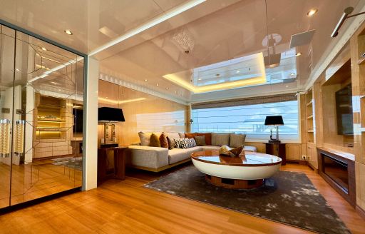 Upper salon onboard charter yacht SEAKID II